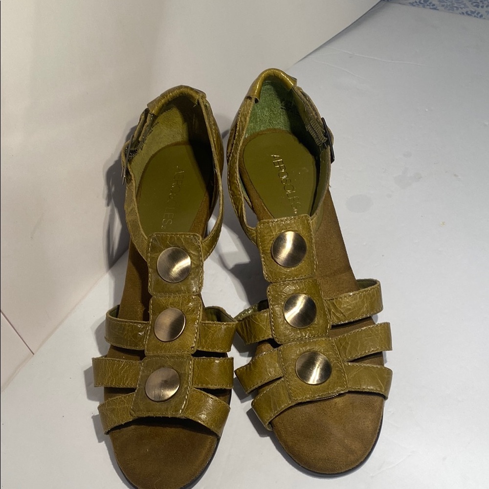 AEROSOLES Green Sandals with Minimalist Design 8.5